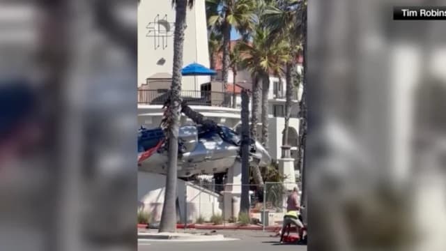 Un helicóptero se estrella en Huntington Beach, California, el 11 de octubre de 2025. (Cortesía de Tim Robinson/Captura de pantalla vía The Epoch Times)