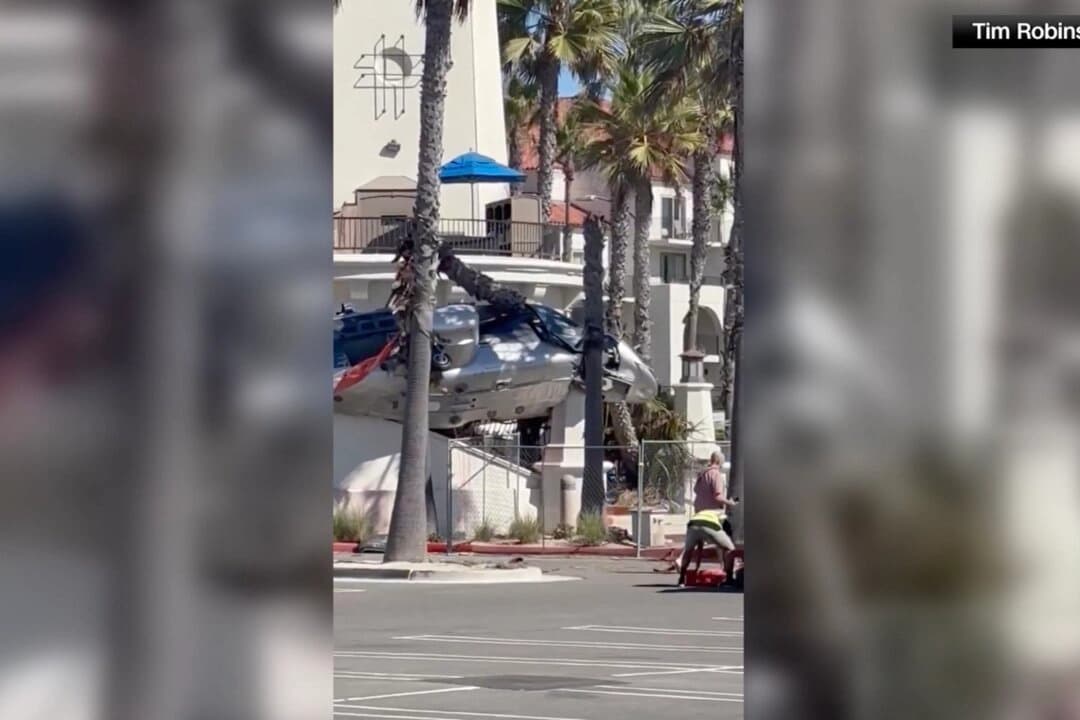 Un helicóptero se estrella en Huntington Beach, California, el 11 de octubre de 2025. (Cortesía de Tim Robinson/Captura de pantalla vía The Epoch Times)