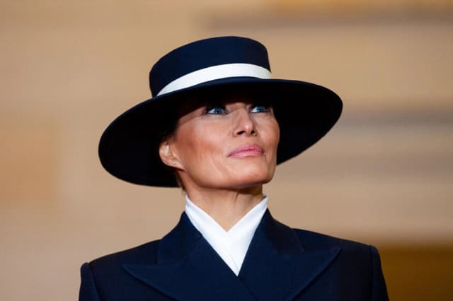 La primera dama Melania Trump observa mientras su esposo habla ante los invitados y simpatizantes en el Emancipation Hall tras su toma de posesión en el Capitolio de los Estados Unidos el 20 de enero de 2025. Greg Nash-Pool/Getty Images