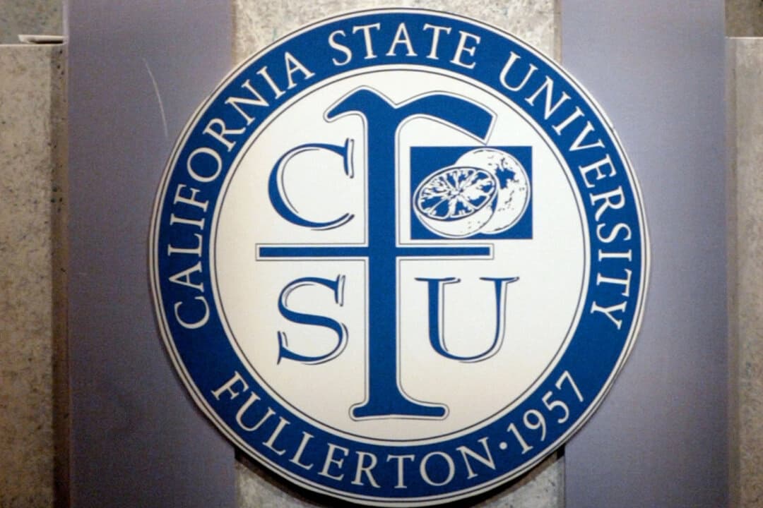 Un símbolo de la Universidad Estatal de California en Fullerton, Anaheim, California, el 2 de febrero de 2002. (Frederick M. Brown/Getty Images)