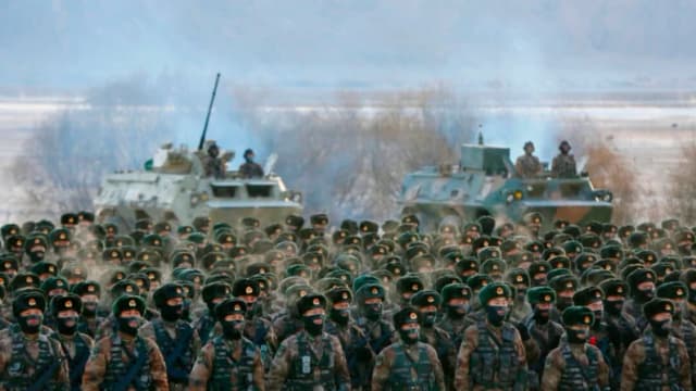 Soldados del Ejército Popular de Liberación se reúnen en las montañas de Pamir en Kashgar, en la región de Xinjiang, noroeste de China, el 4 de enero de 2021. (STR/AFP vía Getty Images)