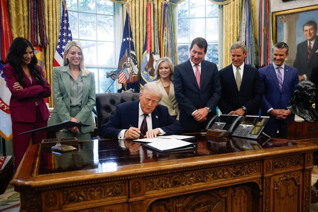 El presidente Donald Trump firma un memorando presidencial en la Oficina Oval de Washington el 15 de septiembre de 2025. (Kevin Dietsch/Getty Images)