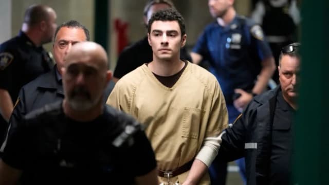 Defensa de Luigi Mangione pide desestimar cargos por asesinato de CEO de UnitedHealthcare
