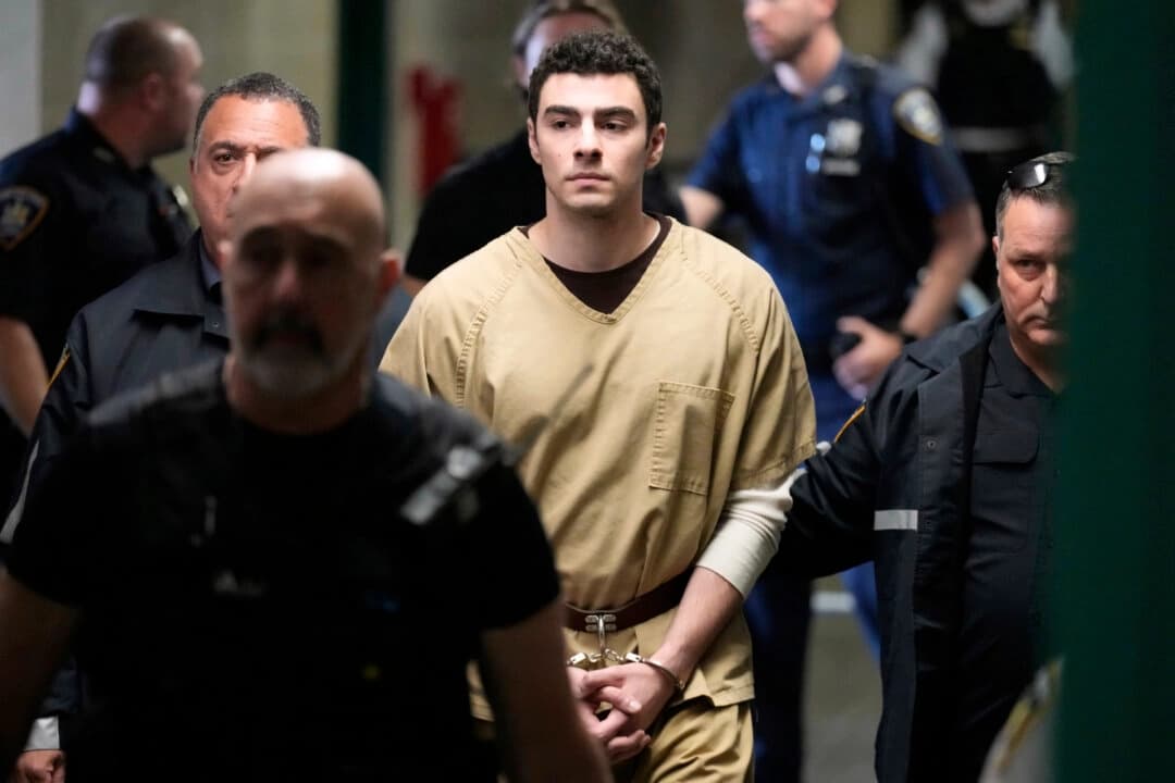 Luigi Mangione es escoltado al tribunal estatal de Manhattan en Nueva York, el martes 16 de septiembre de 2025. (Seth Wenig/AP Photo)