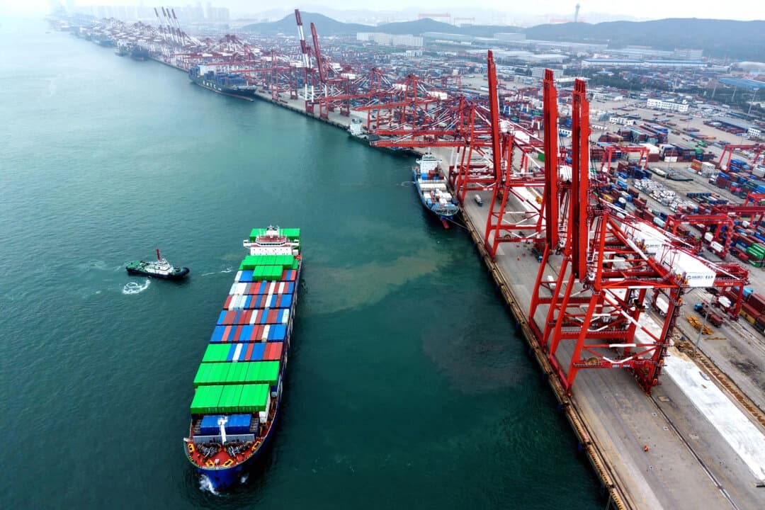 Un barco se coloca en posición en la terminal de contenedores del puerto de Qingdao, en la provincia oriental china de Shandong, el 11 de octubre de 2025. (-/AFP vía Getty Images)