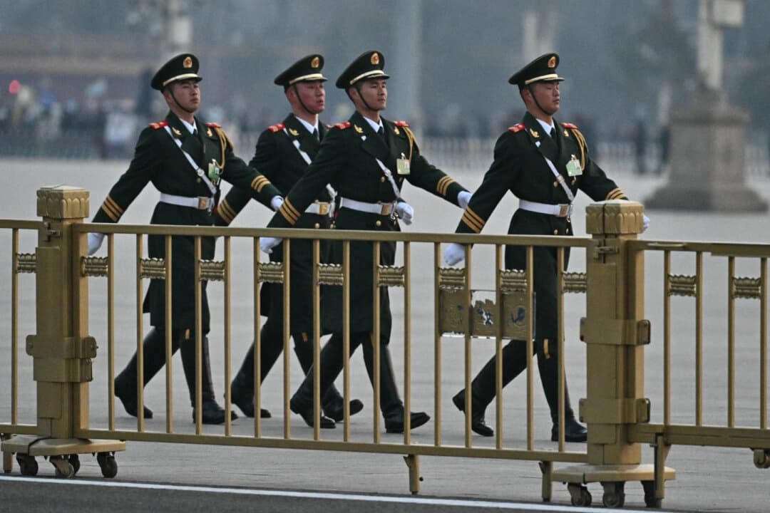 Agentes de la policía paramilitar china patrullan la plaza de Tiananmén antes de la sesión inaugural del Congreso Nacional Popular en el Gran Salón del Pueblo de Beijing, el 5 de marzo de 2025. (Pedro Pardo/AFP vía Getty Images)