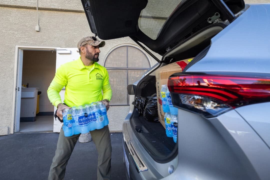 Un trabajador humanitario prepara ayuda para personas sin hogar en Las Vegas, Nevada, el 14 de noviembre de 2024. (John Fredricks/The Epoch Times)