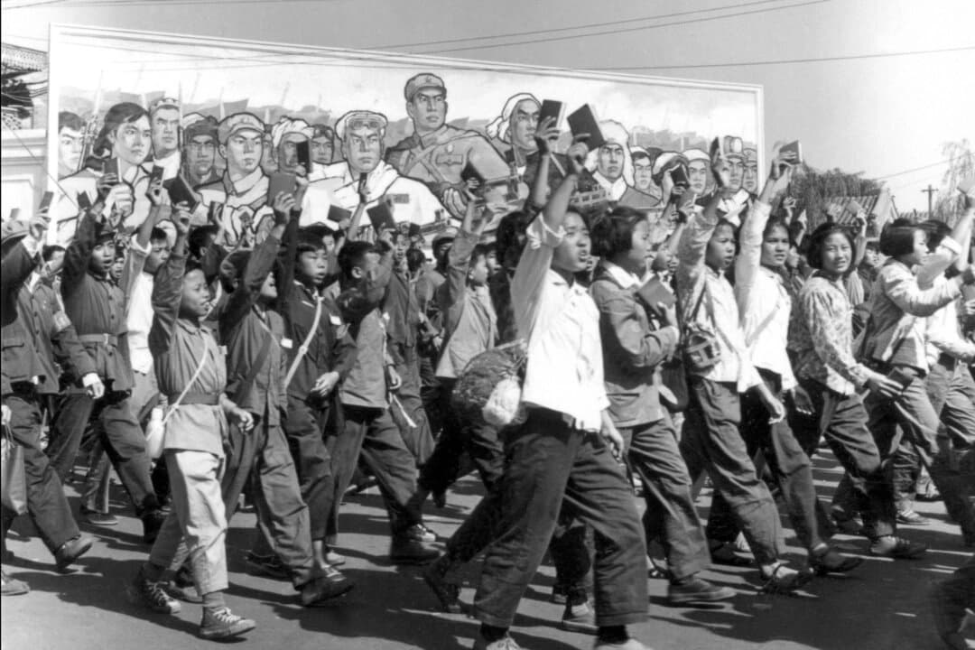Miembros de la Guardia Roja ondean ejemplares del "Librito Rojo" del presidente Mao durante un desfile en Beijing en junio de 1966. Los jóvenes son fácilmente manipulables y, cuando actúan de forma concertada por lo que creen que son buenas causas, esas causas a menudo terminan en desastres y violencia masiva. (Jean Vincent/AFP a través de Getty Images)