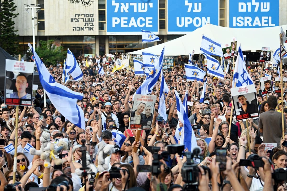 La gente se reúne para ver la retransmisión en directo de la liberación de los rehenes en la Plaza de los Rehenes de Tel Aviv, Israel, el 13 de octubre de 2025. (Alexi J. Rosenfeld/Getty Images)