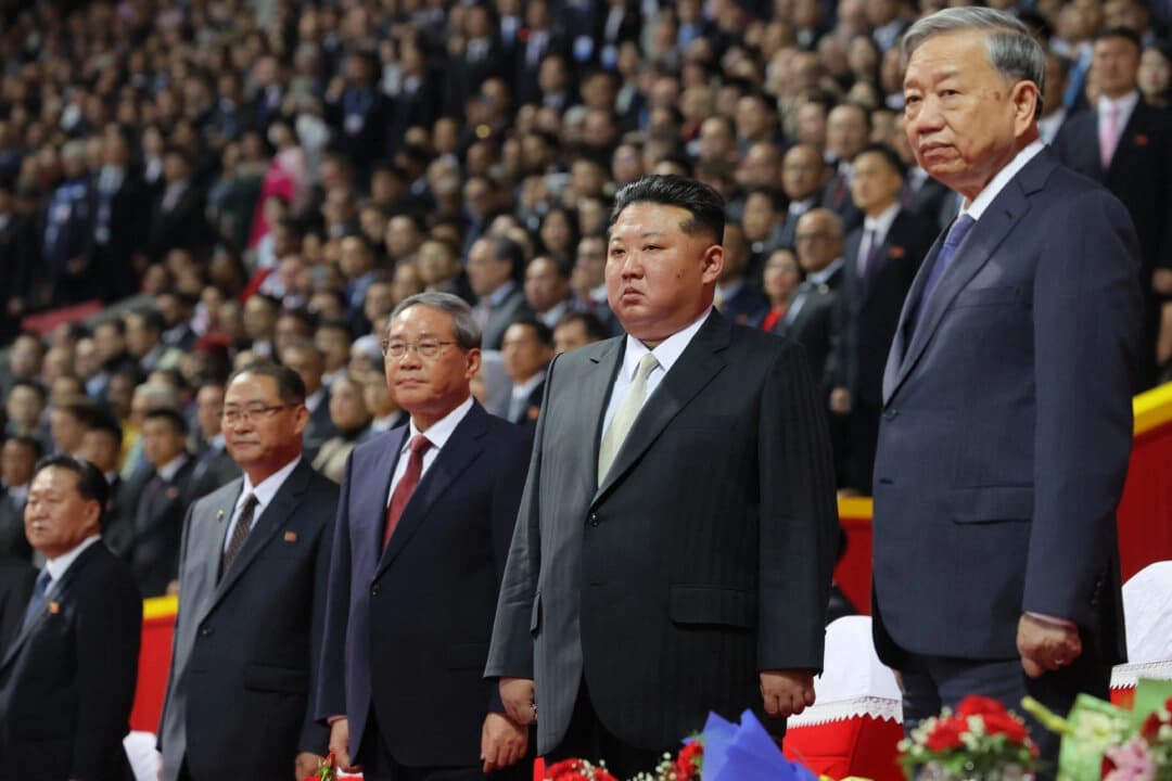 El líder noruego Kim Jong Un (2.o por la derecha), el secretario general del Partido Comunista de Vietnam, To Lam (derecha), y el primer ministro chino, Li Qiang (3.o por la derecha), asisten a un evento para conmemorar el 80.o aniversario de la fundación del Partido de los Trabajadores de Corea en Pyongyang el 9 de octubre de 2025. Yekaterina Shtukina/POOL/AFP vía Getty Images