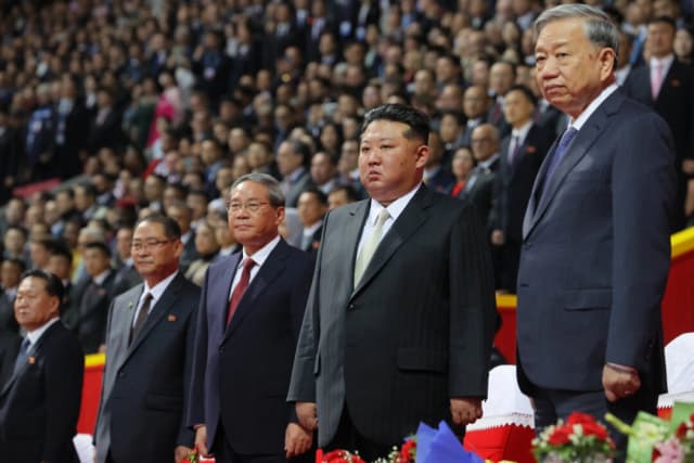El líder noruego Kim Jong Un (2.o por la derecha), el secretario general del Partido Comunista de Vietnam, To Lam (derecha), y el primer ministro chino, Li Qiang (3.o por la derecha), asisten a un evento para conmemorar el 80.o aniversario de la fundación del Partido de los Trabajadores de Corea en Pyongyang el 9 de octubre de 2025. Yekaterina Shtukina/POOL/AFP vía Getty Images
