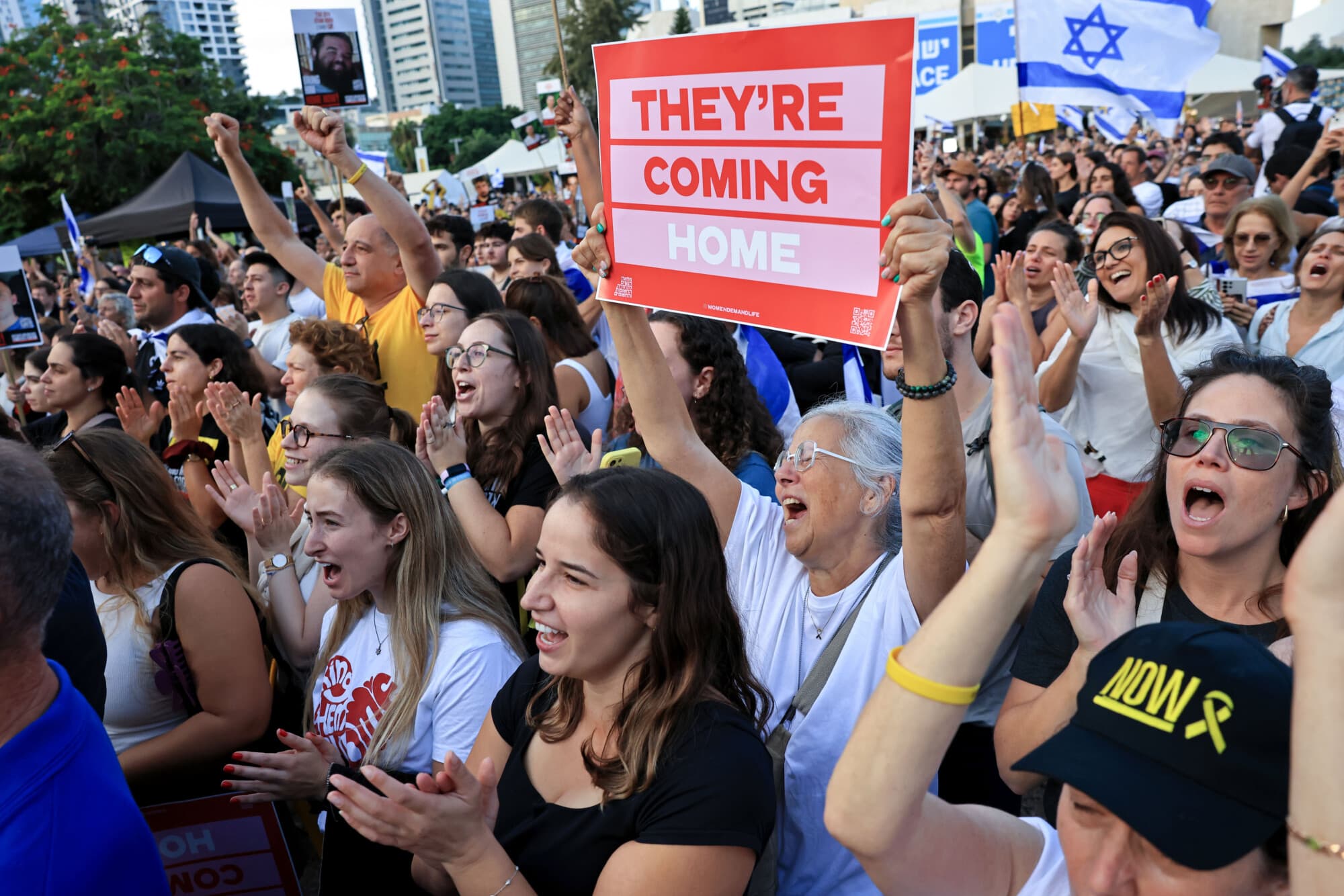 Rehenes israelíes se reencuentran con sus familias después de dos años