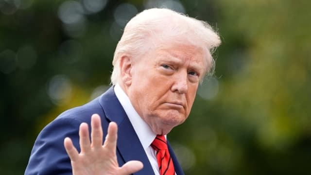 El presidente Donald Trump camina por el Jardín Sur tras llegar en el Marine One a la Casa Blanca en Washington el 10 de octubre de 2025. (AP/Alex Brandon)
