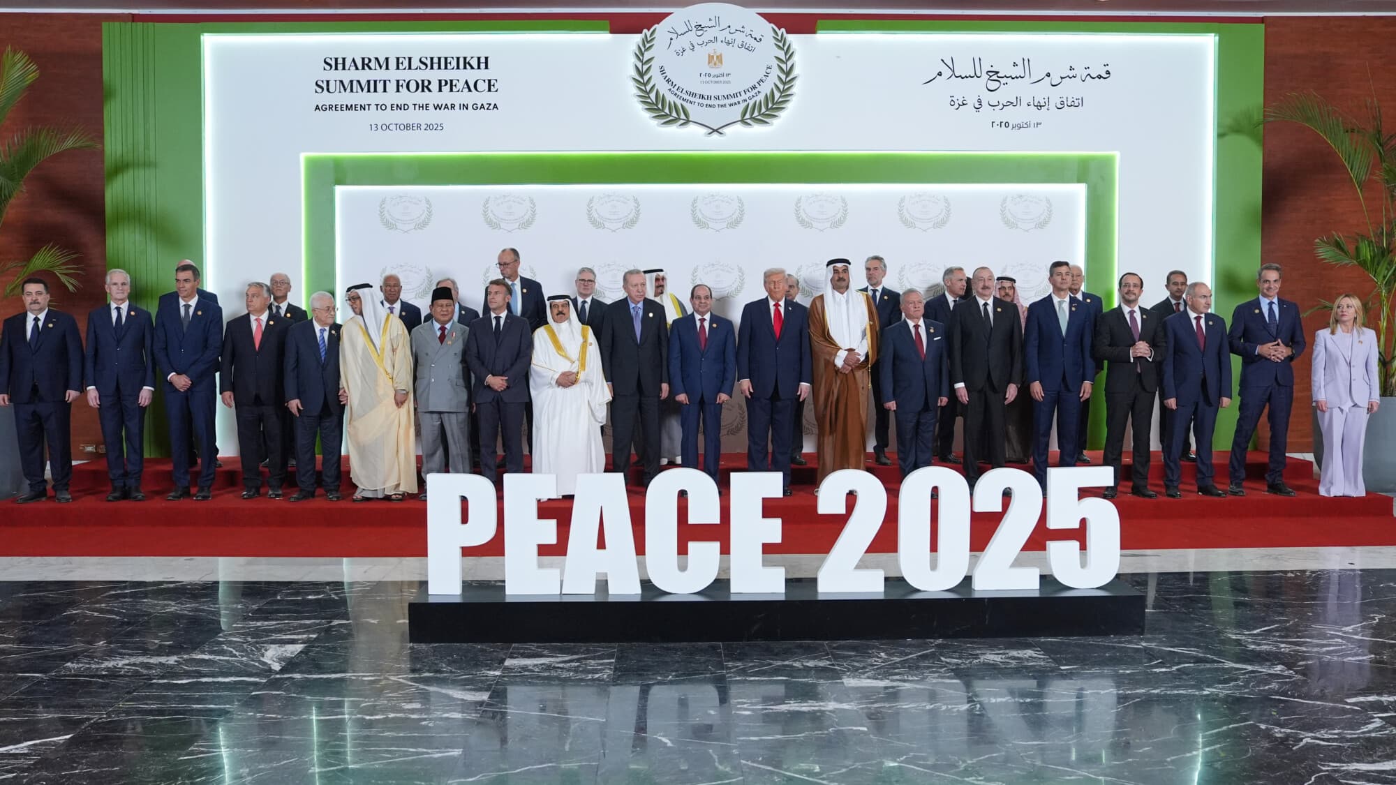 El presidente de los Estados Unidos, Donald Trump (C-D), y otros líderes mundiales posan para una foto durante una cumbre de líderes europeos y de Oriente Medio el 13 de octubre de 2025 en Sharm El Sheikh, Egipto. El presidente Trump se encuentra en Egipto para reunirse con líderes europeos y de Oriente Medio en lo que se ha calificado como una cumbre internacional por la paz, tras el inicio de un acuerdo de alto el fuego negociado por Estados Unidos para poner fin a la guerra en la Franja de Gaza. (Evan Vucci - Pool/Getty Images)