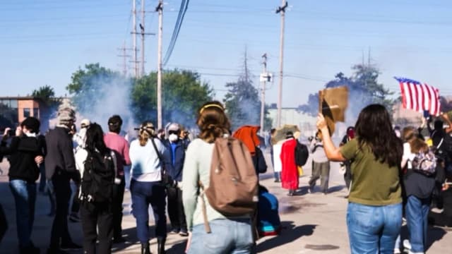 Agentes federales dispararon balas de pimienta y gases lacrimógenos contra los manifestantes después de que algunas personas intentaron impedir que un automóvil llegara a un edificio federal de control de inmigración en Broadview, Illinois, el 26 de septiembre de 2025. (Laura Bargfeld/AP Photo)
