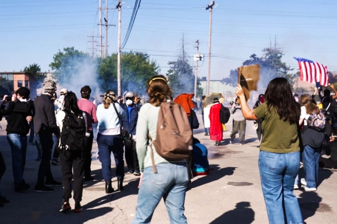 Agentes federales dispararon balas de pimienta y gases lacrimógenos contra los manifestantes después de que algunas personas intentaron impedir que un automóvil llegara a un edificio federal de control de inmigración en Broadview, Illinois, el 26 de septiembre de 2025. (Laura Bargfeld/AP Photo)