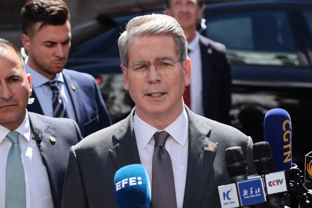 El secretario del Tesoro de EE. UU., Scott Bessent, habla durante una conferencia de prensa tras las negociaciones comerciales con el viceprimer ministro chino, He Lifeng, en el Ministerio de Asuntos Exteriores en Madrid, el 15 de septiembre de 2025. (Thomas Coex/AFP a través de Getty Images)
