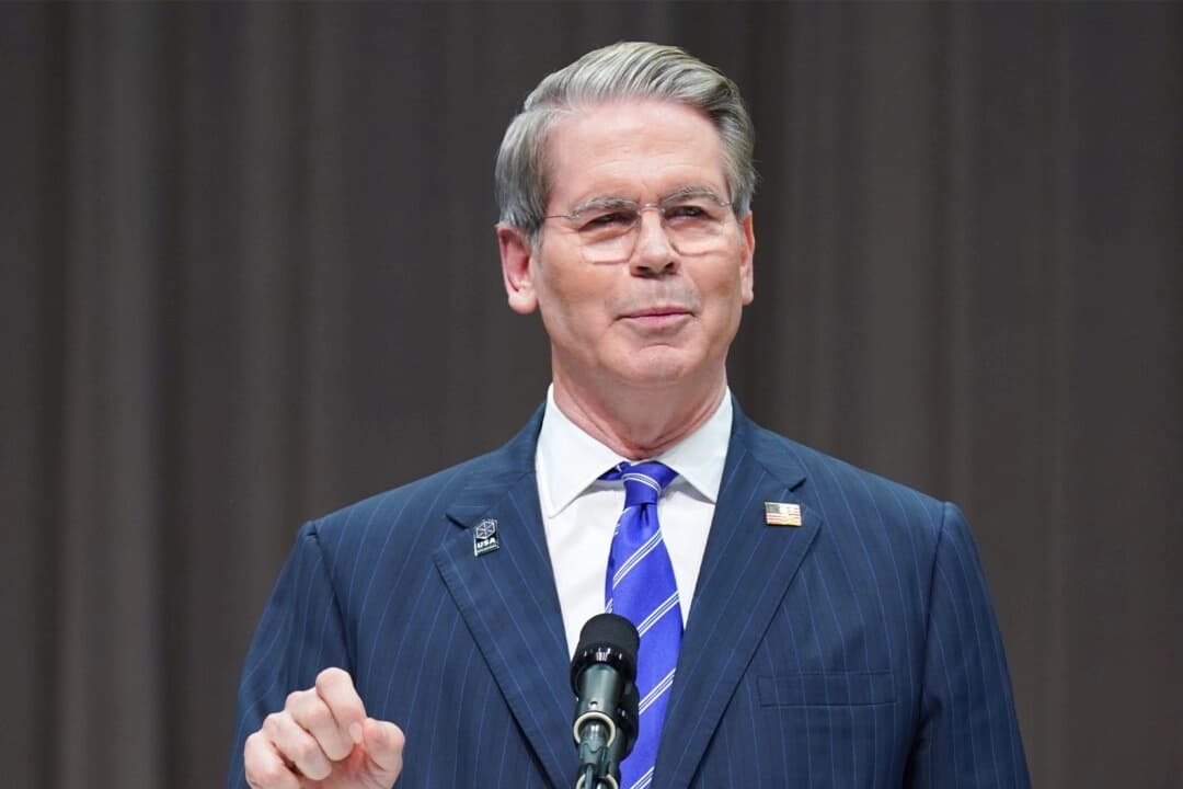 El secretario del Tesoro de Estados Unidos, Scott Bessent, habla durante una ceremonia con motivo del Día Nacional de Estados Unidos en la Exposición Universal de 2025 en Osaka, Japón, el 19 de julio de 2025. (Tomohiro Ohsumi/Getty Images).