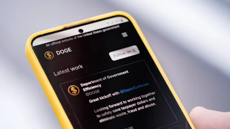 DOGE anuncia ahorro de USD 5800 millones gracias a la cancelación de 100 contratos federales