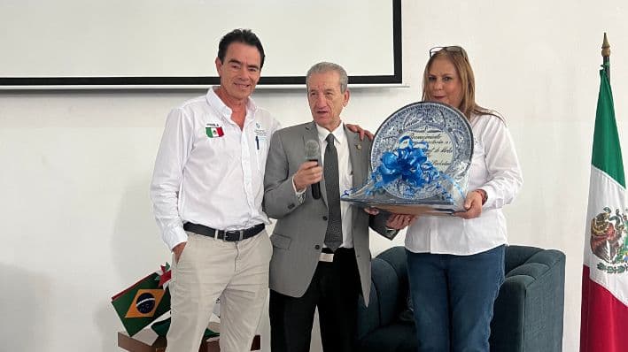 Eduardo Novoa y Rafael Loret de Mola son galardonados en el Congreso Internacional Ciudadano, en la ciudad de Puebla, México, el 13 de octubre de 2025. (Eduardo Tzompa/The Epoch Times)