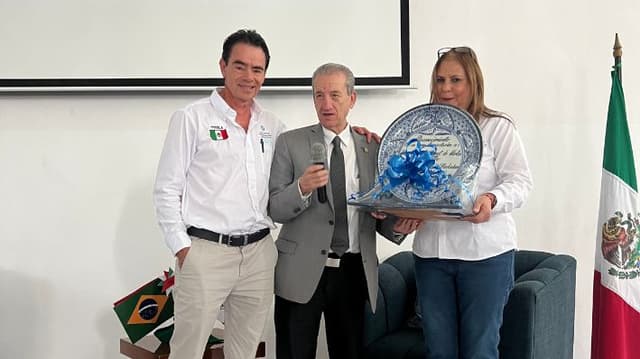 Eduardo Novoa y Rafael Loret de Mola son galardonados en el Congreso Internacional Ciudadano, en la ciudad de Puebla, México, el 13 de octubre de 2025. (Eduardo Tzompa/The Epoch Times)