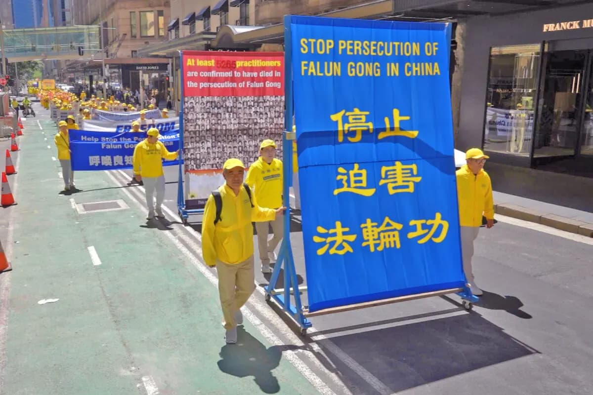 Practicantes de Falun Dafa de todo el país se unieron a un desfile en Sídney, Australia, el 10 de octubre de 2025. (Wang Nan/NTD TV).