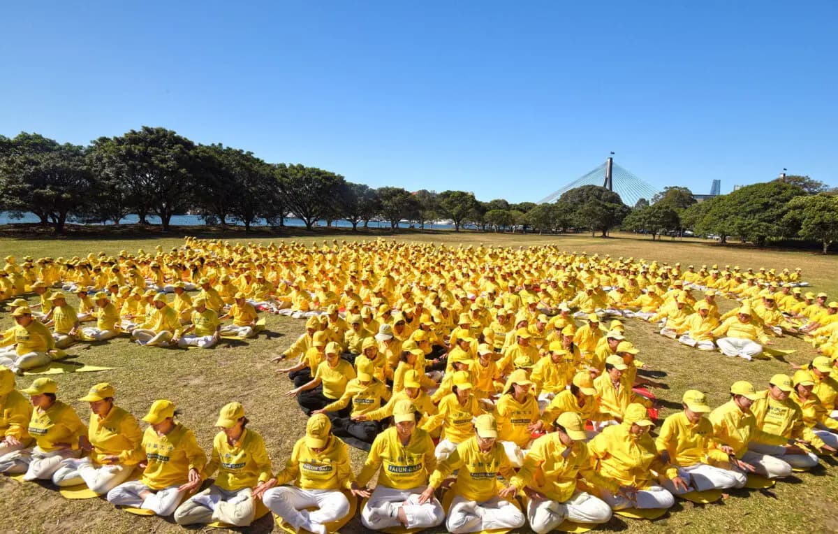Los practicantes de Falun Gong vestidos con atuendos coloridos coordinados formaron un gigantesco patrón de Falun en Jubilee Park, Sydney, Australia, el 11 de octubre de 2025. (Wang Nan / NTD TV).