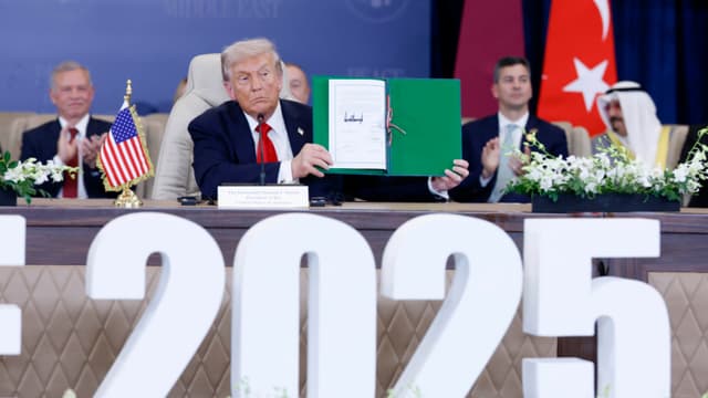 El presidente de Estados Unidos, Donald Trump, firma un acuerdo de alto el fuego en Gaza en Sharm El-Sheikh, Egipto, el 13 de octubre de 2025. El presidente Trump se encuentra en Egipto para reunirse con líderes europeos y de Oriente Medio en lo que se ha calificado como una cumbre internacional por la paz, tras el inicio de un acuerdo de alto el fuego negociado por Estados Unidos para poner fin a la guerra en la Franja de Gaza. (Chip Somodevilla/Getty Images)