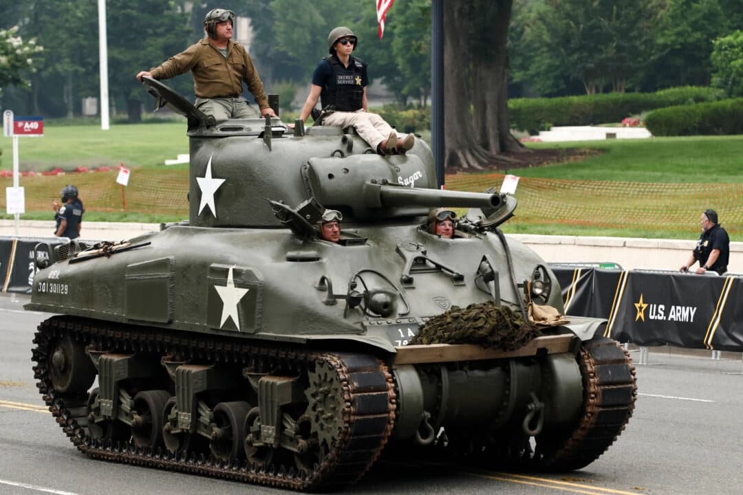 Un tanque Sherman participa en el desfile del 250.o aniversario del Ejército en Washington el 14 de junio de 2025. (Samuel Corum/Getty Images)