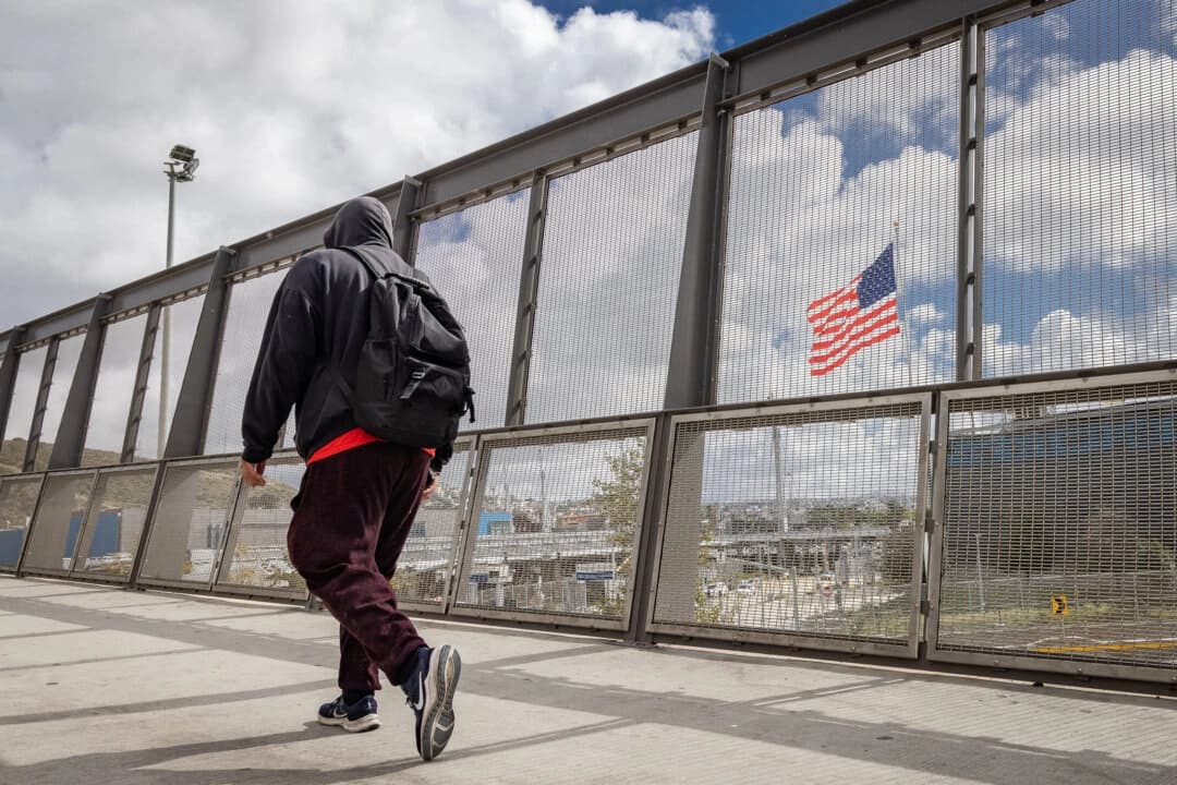 Un hombre camina cerca de la frontera con Estados Unidos el 2 de febrero de 2024. (John Fredricks/The Epoch Times).