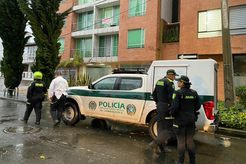 Agentes de policía trabajan en el lugar del atentado contra los activistas venezolanos Luis Alejandro Peche y Yendri Velásquez fueron tiroteados en Bogotá el 13 de octubre de 2025. (JUAN RESTREPO/AFP vía Getty Images)