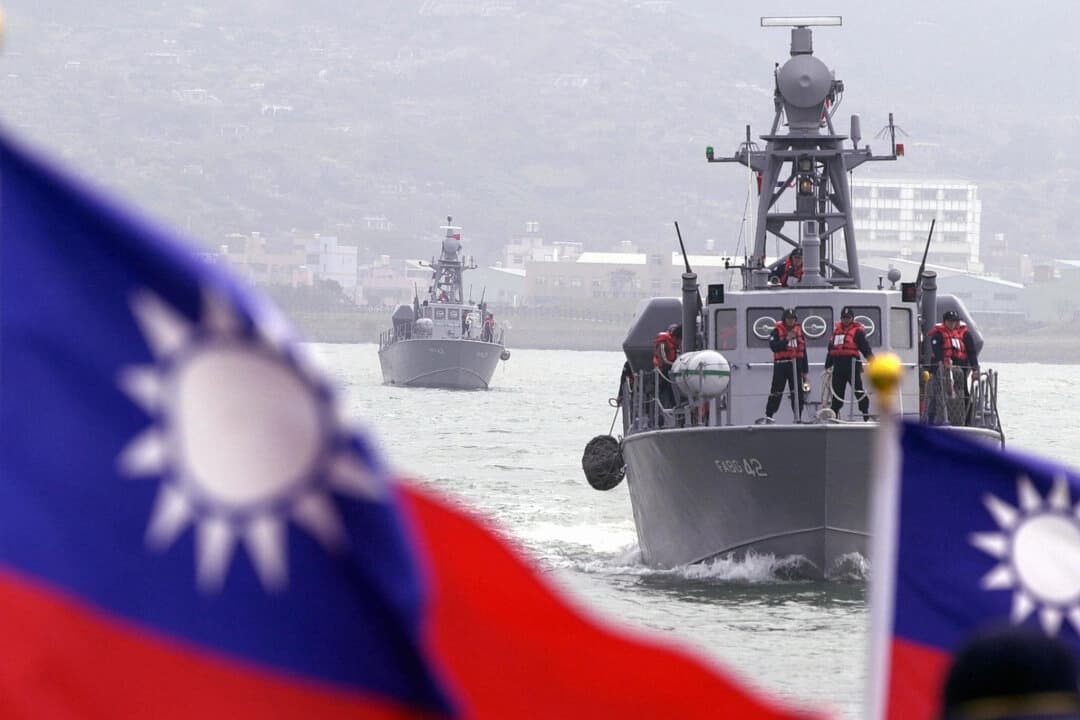 Soldados de la Armada patrullan cerca de la base naval de Tamshui, en el condado de Taipéi, el 13 de enero de 2004. (Sam Yeh/AFP/Getty Images).
