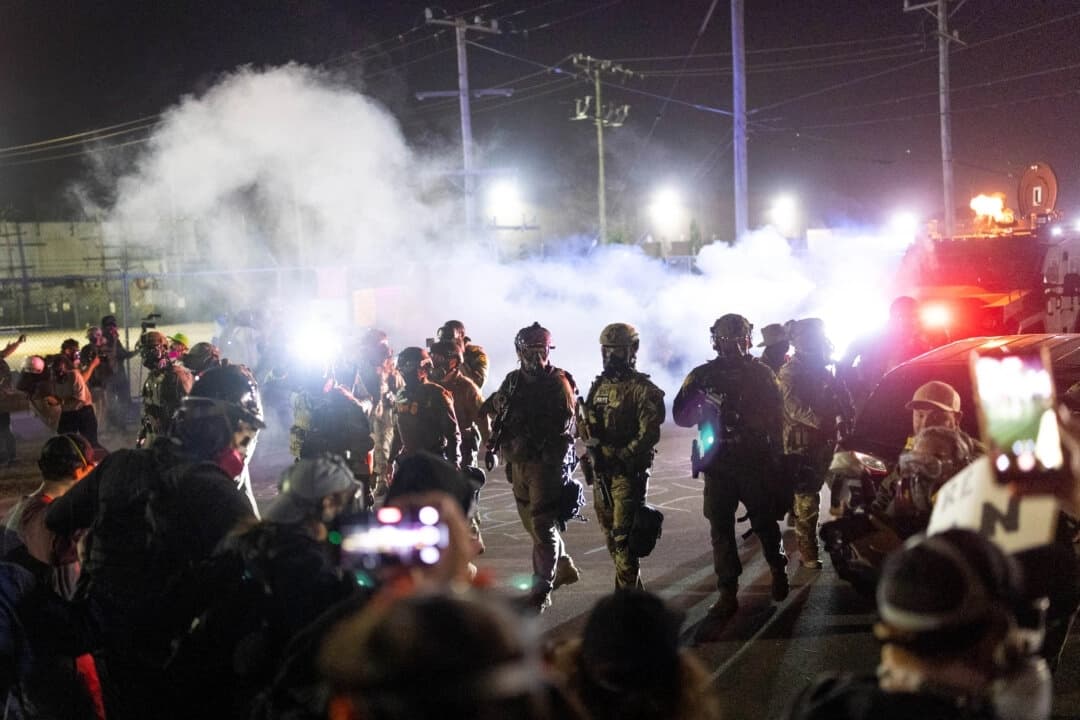 Agentes federales se enfrentan con manifestantes frente a un centro de procesamiento de inmigrantes en Broadview, Illinois, el 27 de septiembre de 2025. (Scott Olson/Getty Images)
