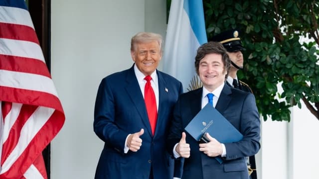 El presidente de Estados Unidos, Donald Trump, recibe al presidente argentino, Javier Milei, en la Casa Blanca el 14 de octubre de 2025. (Madalina Kilroy/The Epoch Times)
