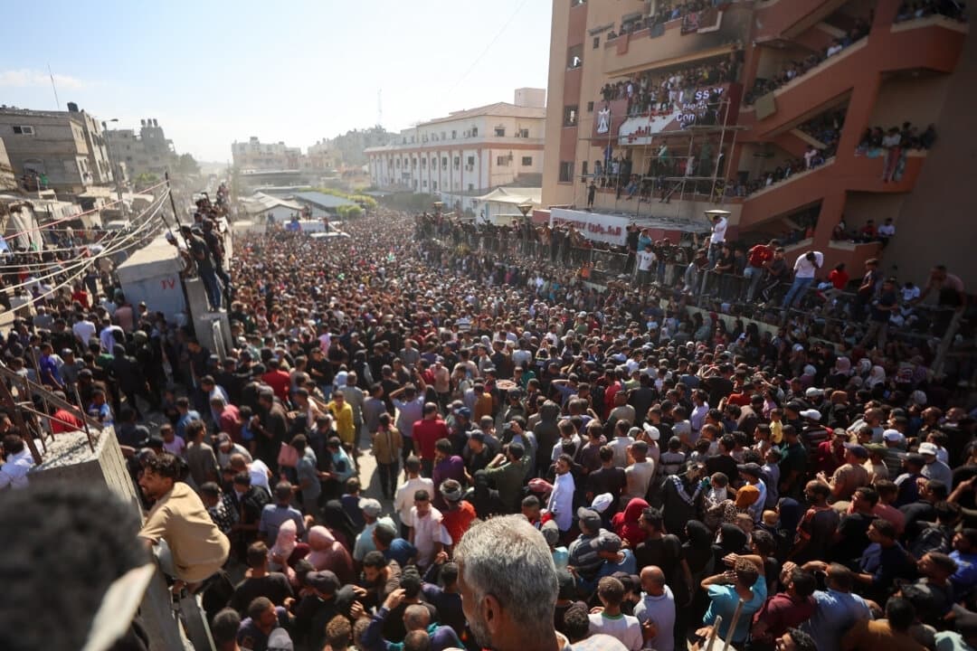 Autobuses que transportan a palestinos liberados de prisiones israelíes en virtud de un acuerdo de alto el fuego y canje de rehenes en Gaza llegan al hospital Nasser de Jan Yunis, en el sur de la Franja de Gaza, el 13 de octubre de 2025. (Omar al-Qattaa/AFP a través de Getty Images)
