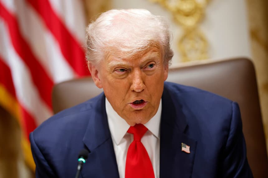 El presidente de Estados Unidos, Donald Trump, habla durante una reunión con el presidente de Argentina, Javier Milei, en la Sala del Gabinete de la Casa Blanca el 14 de octubre de 2025 en Washington, D.C. (Foto de Kevin Dietsch/Getty Images)