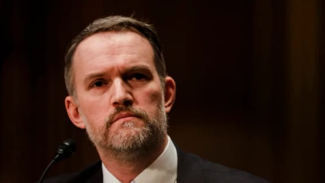 Trump aplicaría arancel del 100 % si China lucha por tierras raras, dice representante comercial