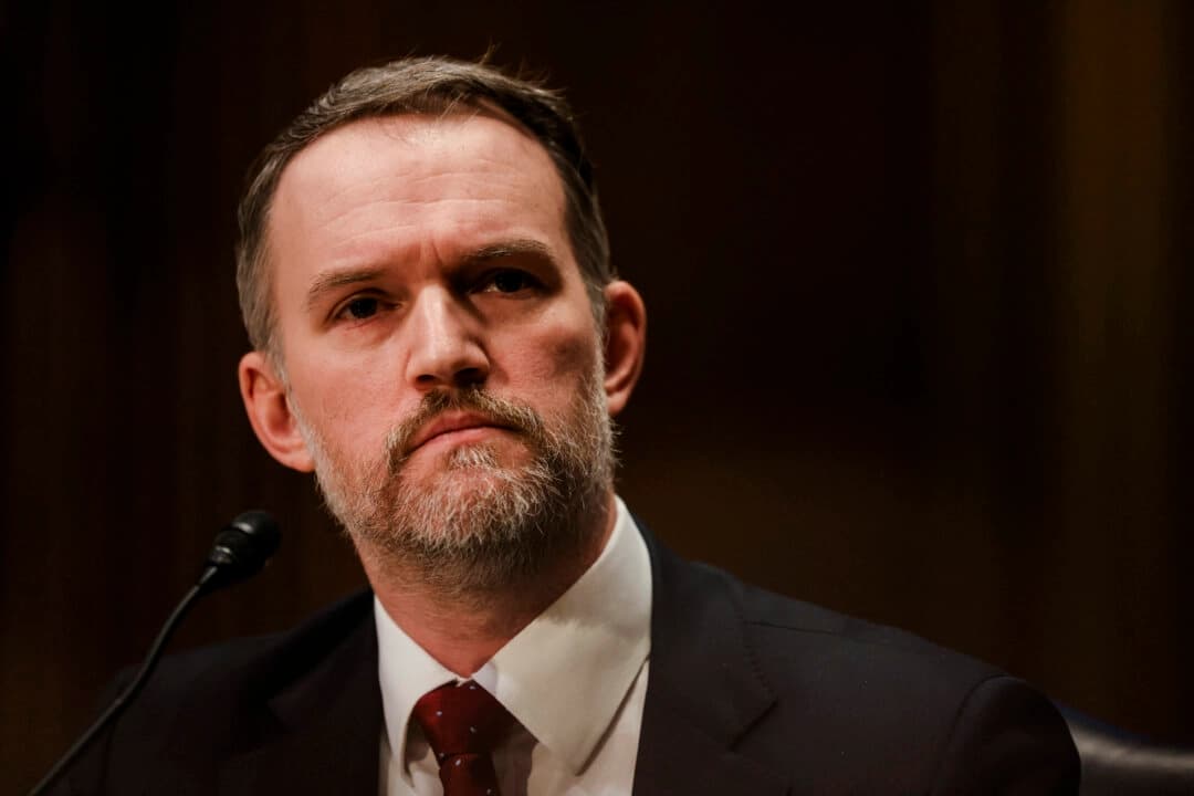 Trump aplicaría arancel del 100 % si China lucha por tierras raras, dice representante comercial