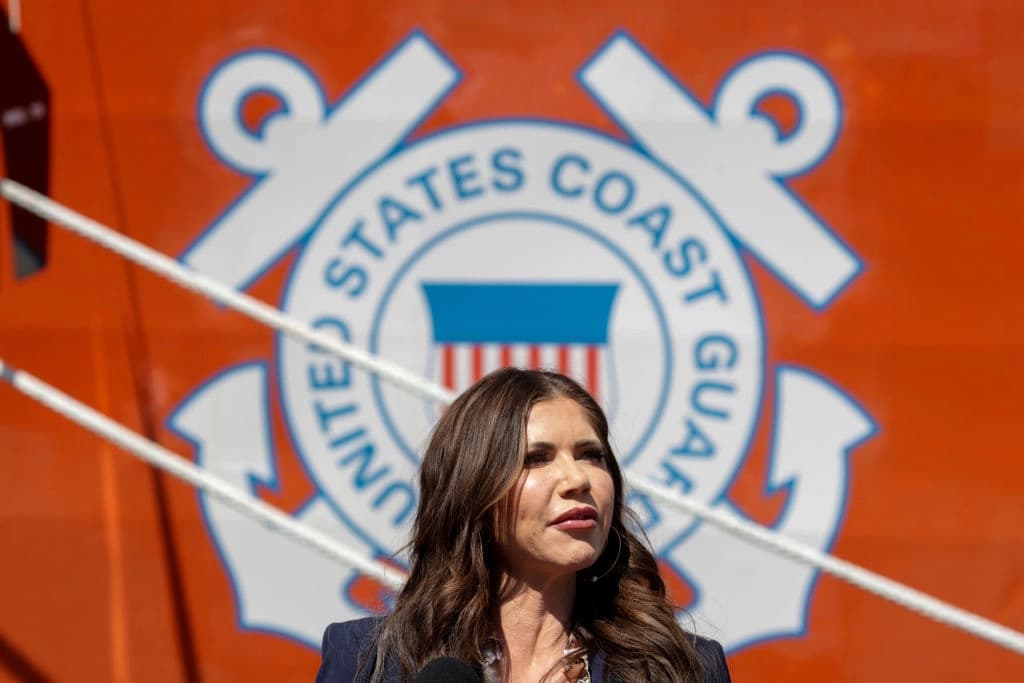 La secretaria del Departamento de Seguridad Nacional, Kristi Noem, habla durante una conferencia de prensa después de que se descargaran paquetes de cocaína y marihuana del cortador Stone de la Guardia Costera estadounidense en Port Everglades, Florida, el 20 de marzo de 2025. (Joe Raedle/Getty Images)