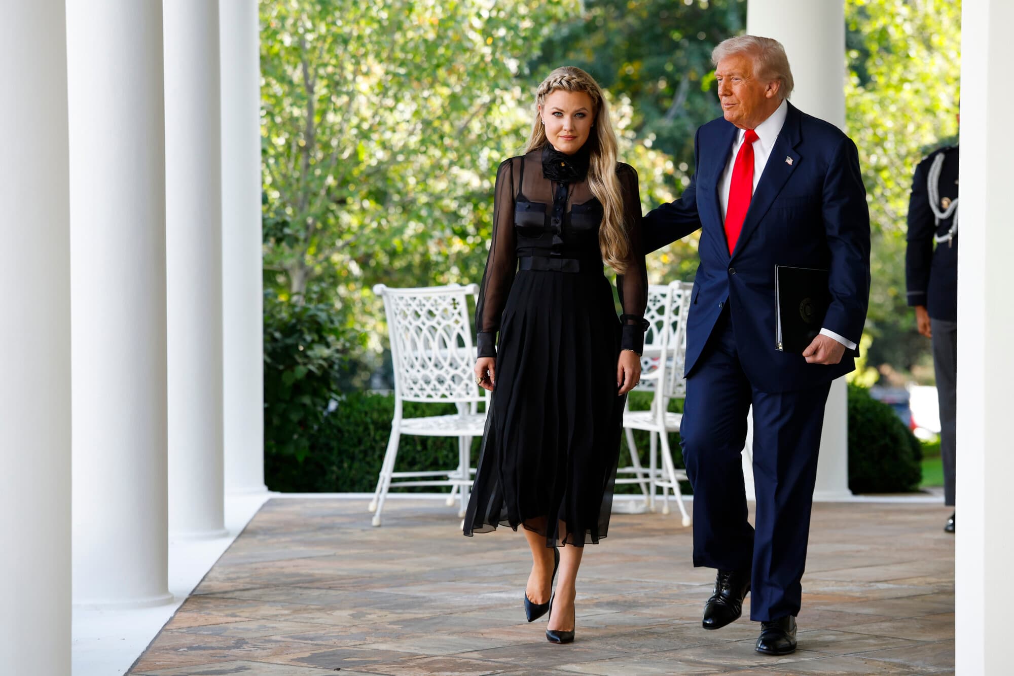 Erika Kirk (izquierda), esposa del fallecido activista conservador Charlie Kirk, llega con el presidente de Estados Unidos, Donald Trump, mientras este otorga póstumamente la Medalla Presidencial de la Libertad a Charlie Kirk durante una ceremonia celebrada en el Jardín de las Rosas de la Casa Blanca el 14 de octubre de 2025. Kevin Dietsch/Getty Images)