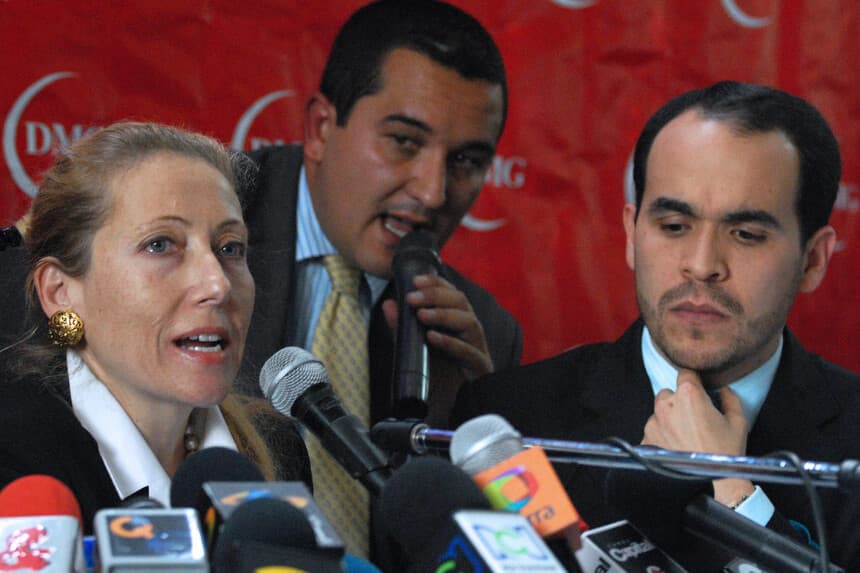 Los abogados de la empresa colombiana DMG, Juliette Passer (izquierda) y Abelardo de la Espriella (derecha), responden a las preguntas de los periodistas durante una rueda de prensa celebrada el 18 de noviembre de 2008 en Bogotá. (LUIS RAMÍREZ/AFP a través de Getty Images)