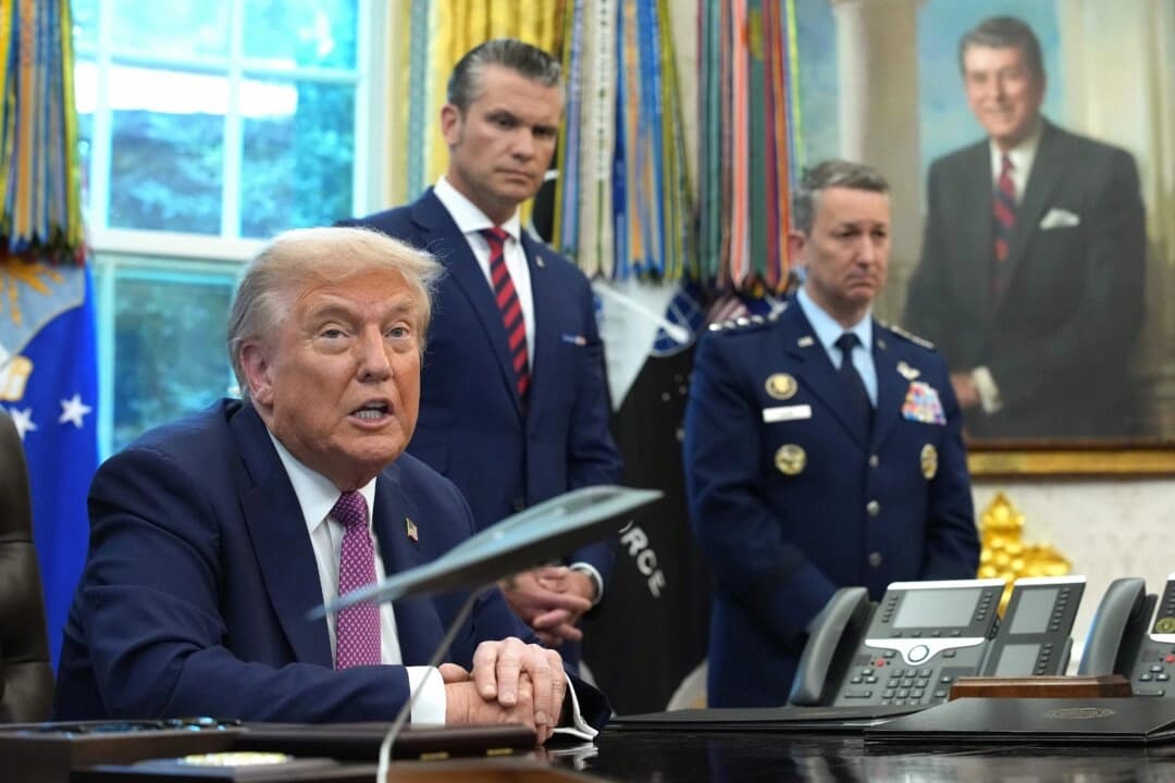 El presidente Donald Trump habla con los medios de comunicación antes de firmar una orden ejecutiva en una foto de archivo reciente. (Kevin Dietsch/Getty Images).