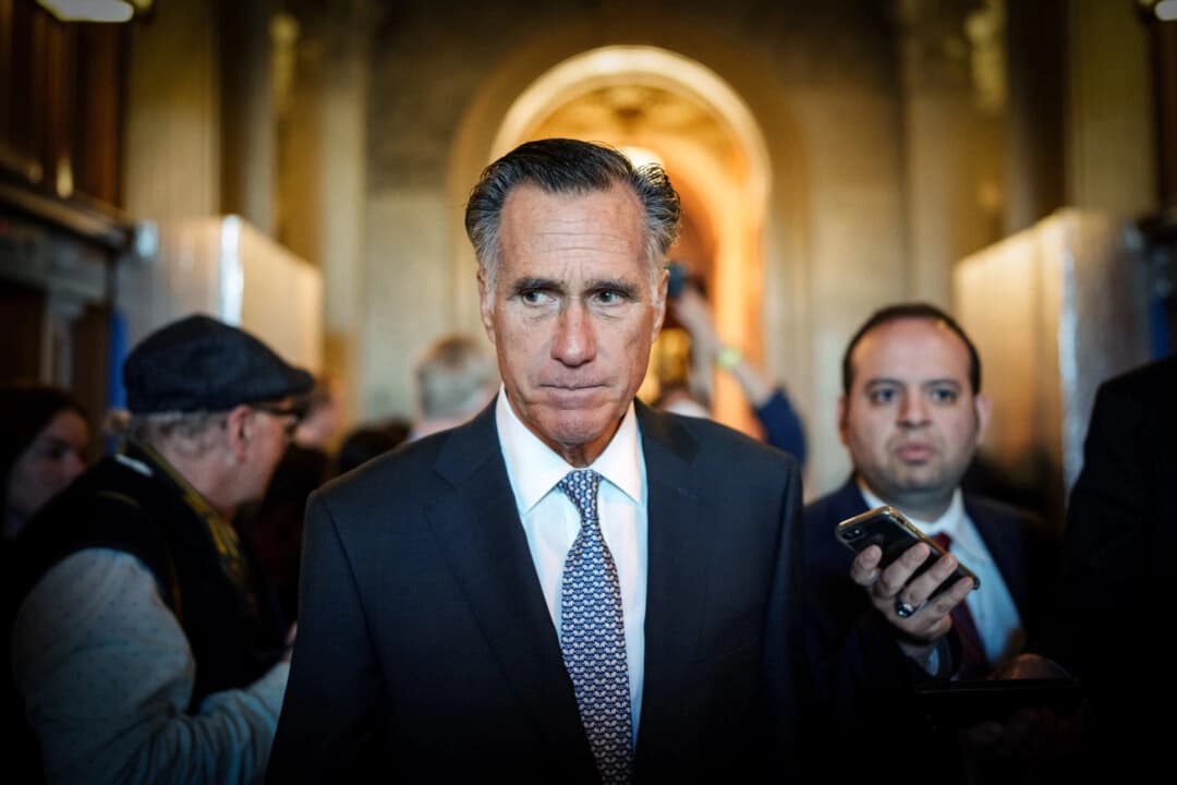 El exsenador Mitt Romney (R-Ut.), abandona el pleno del Senado tras votar sobre la legislación federal que protege el matrimonio igualitario en el Capitolio de Estados Unidos el 16 de noviembre de 2022 en Washington, DC. (Foto de Drew Angerer/Getty Images)
