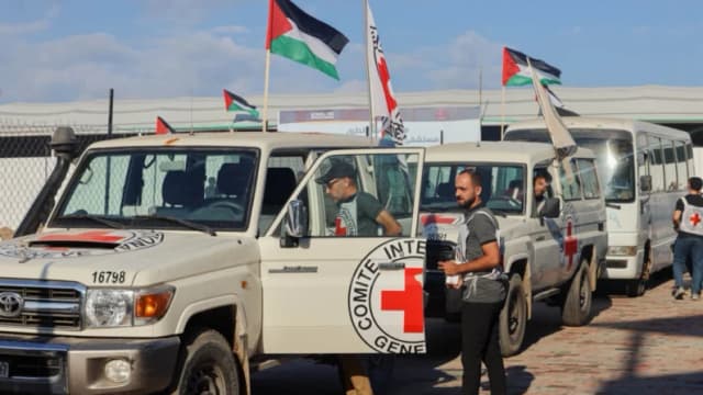 Vehículos de la Cruz Roja Internacional se dirigen hacia el este de la Franja de Gaza desde Khan Yunis el 13 de octubre de 2025. (Abdelrahman Rashad/Middle East Images/AFP vía Getty Images)