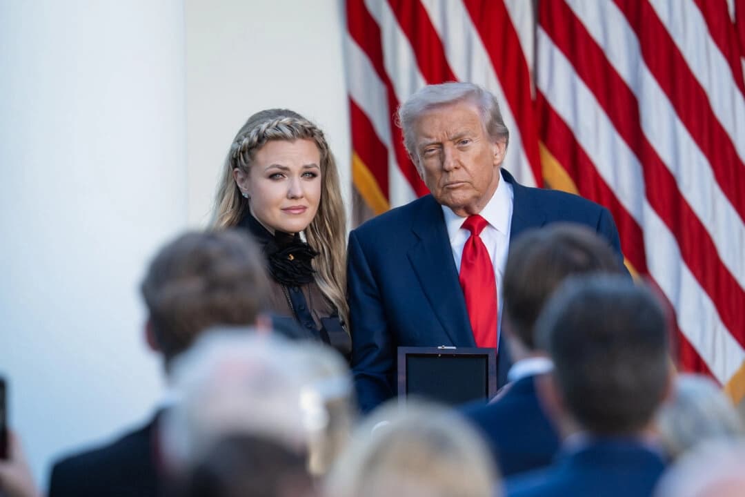 El 14 de octubre de 2025, el presidente Donald Trump en el Jardín de Rosas de la Casa Blanca, entrega a Erika Kirk, viuda de Charlie Kirk, la Medalla de la Libertad en honor a su difunto esposo, asesinado el 10 de septiembre en Utah. (Madalina Kilroy/The Epoch Times)