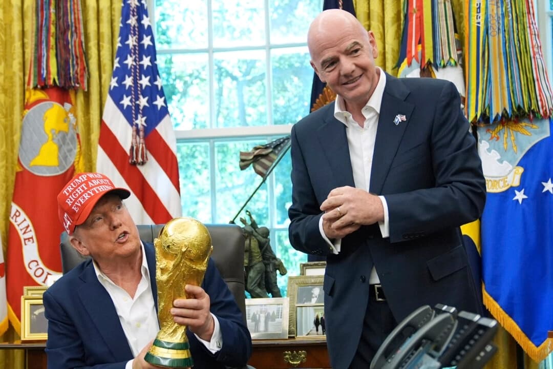 El presidente Donald Trump sostiene el trofeo de la Copa Mundial de la FIFA mientras el presidente de la FIFA, Gianni Infantino, observa durante un anuncio en el Despacho Oval de la Casa Blanca, el 22 de agosto de 2025. (Jacquelyn Martin/AP Photo)
