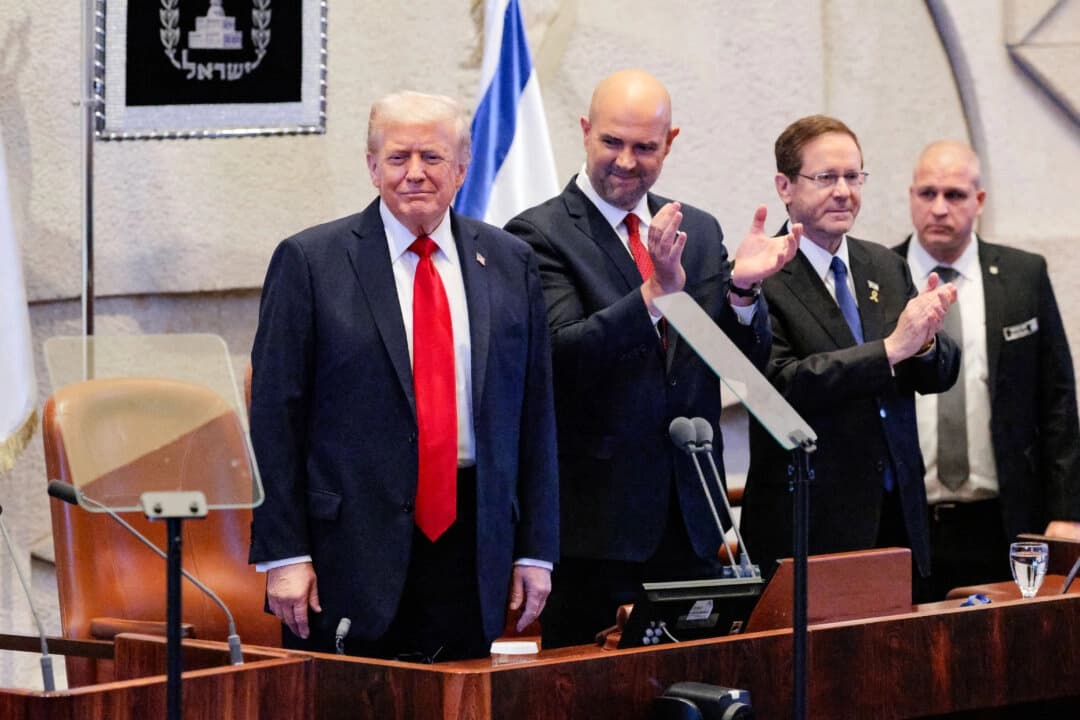 El presidente Donald Trump llega para dirigirse a la Knesset, el parlamento de Israel, con Amir Ohana, presidente de la Knesset israelí, y el presidente israelí Isaac Herzog en Jerusalén el 13 de octubre de 2025. (Chip Somodevilla/Getty Images)