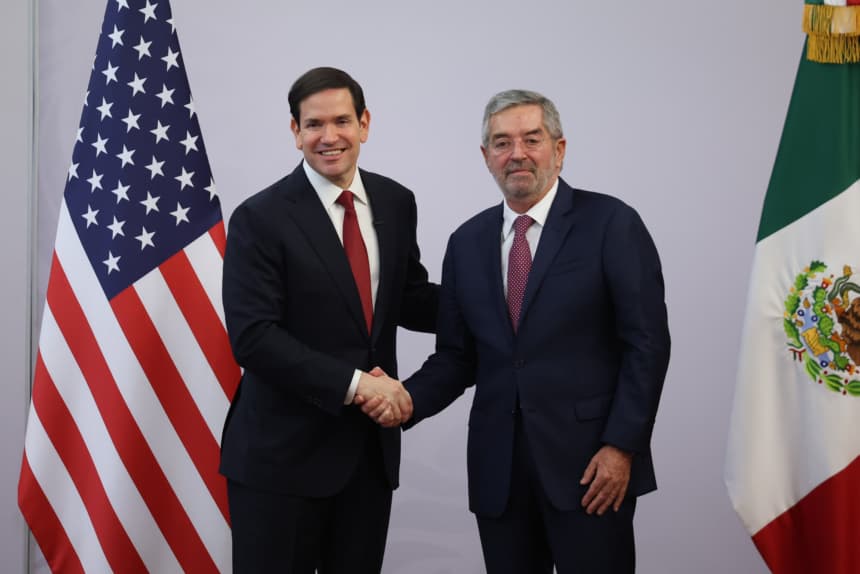 El secretario de Estado de Estados Unidos, Marco Rubio, y el secretario de Relaciones Exteriores de México, Juan Ramón de la Fuente, se dan la mano durante una conferencia de prensa en la Secretaría de Relaciones Exteriores el 3 de septiembre de 2025 en la Ciudad de México, México. (Hector Vivas/Getty Images)