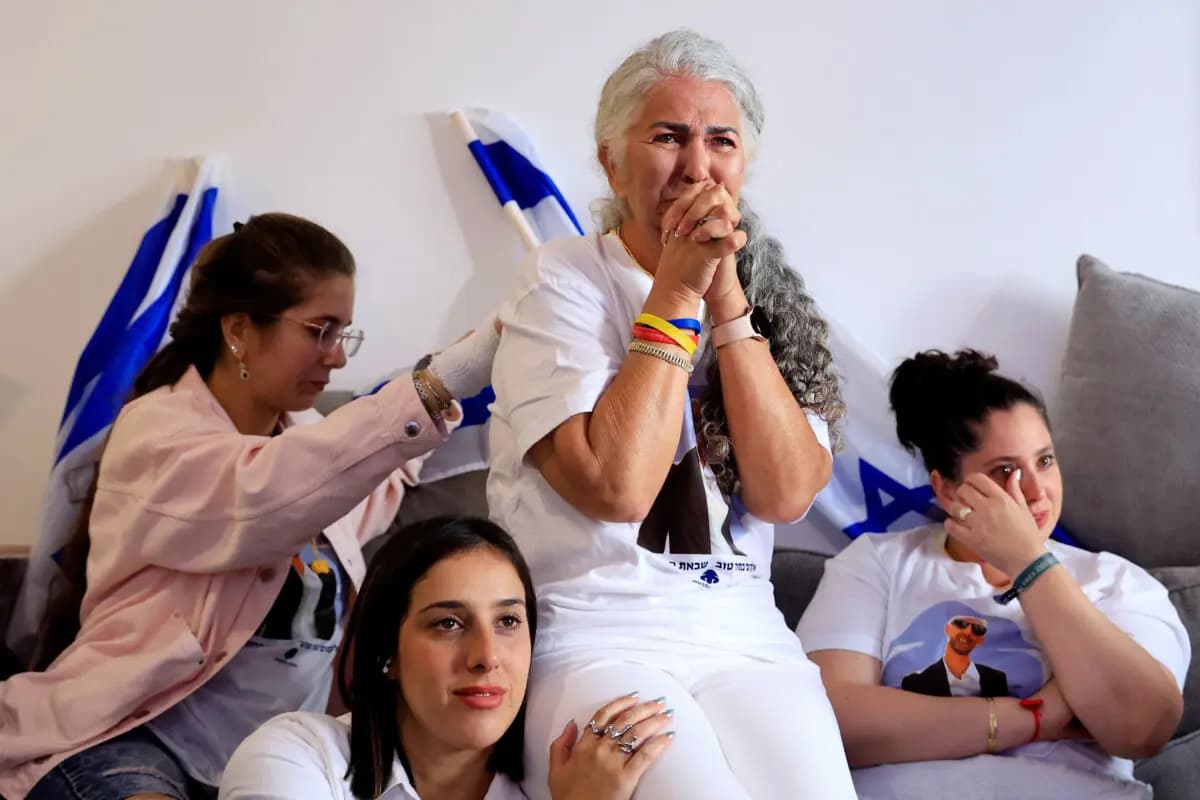 <em>Familiares y amigos de Elkana Bohbot, rehén de Gaza, reaccionan mientras observan la transmisión en vivo de la liberación de rehenes desde la casa de la madre de Bohbot en Mevaseret Zion en Tel Aviv, Israel, el 13 de octubre de 2025. (Amir Levy/Getty Images)</em>