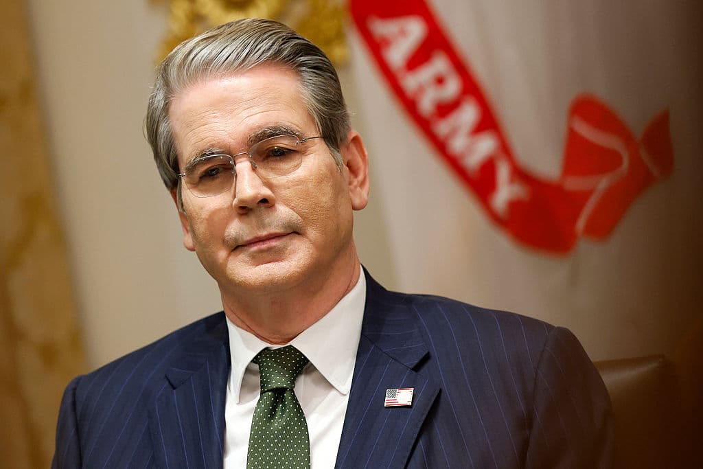 El secretario del Tesoro de EE. UU., Scott Bessent, observa durante una reunión con el presidente de EE. UU., Donald Trump, y el presidente de Argentina, Javier Milei, en la Sala del Gabinete de la Casa Blanca el 14 de octubre de 2025 en Washington, DC. (Kevin Dietsch/Getty Images)